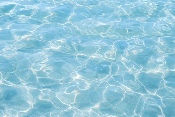 Güneşi yansıtan mavi havuz suyu