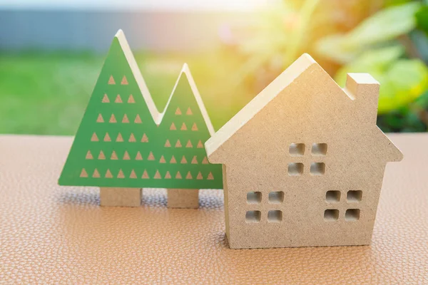 Ağaç bahçesi geçmişi olan model aile evi.