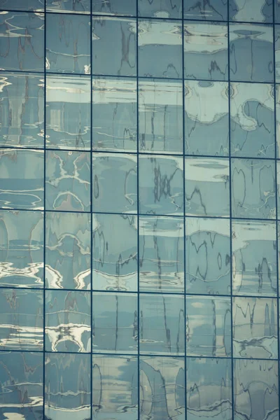 Modern Kontorsbyggnad Med Glas Reflektion Bakgrund — Stockfoto