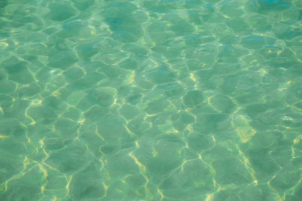 Deniz zemininde ışığı yansıtan ışık