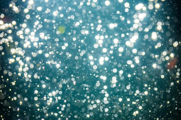 Karanlık arkaplanda odaklanmış ışık bokeh 'ini soyut olarak ayır