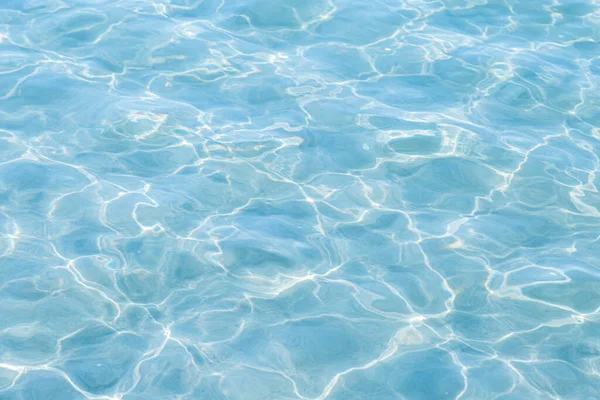 Güneşi yansıtan mavi havuz suyu