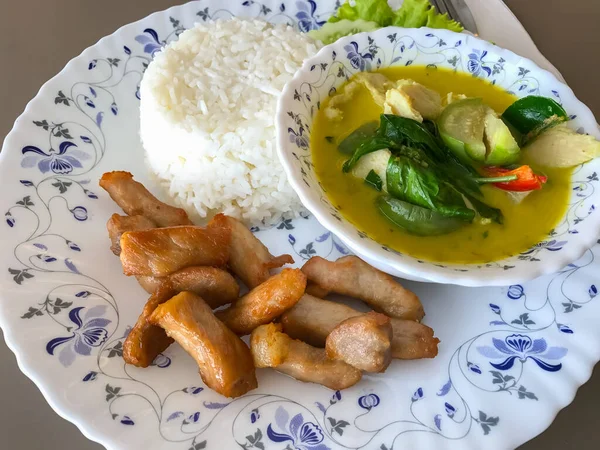 Kızarmış domuz pirinci ve lezzetli Tayland yemeği ile yeşil köri.