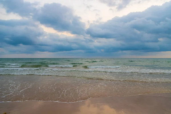 Gün batımından önce sahilde gökyüzü ve bulutlar.