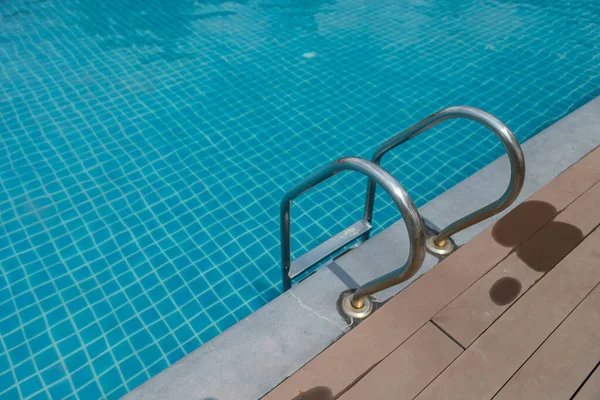 Otelin arka planında havuz merdivenleri..