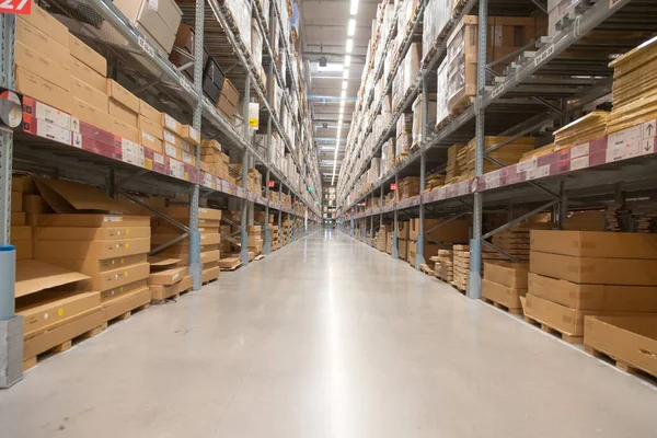 Ürün ve mal stokları ile depoya giden yol