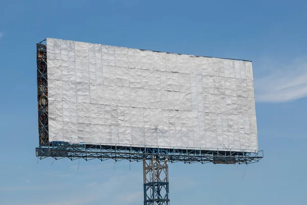 Cartelera Blanca Con Cielo Azul Fondo Nubes — Foto de Stock