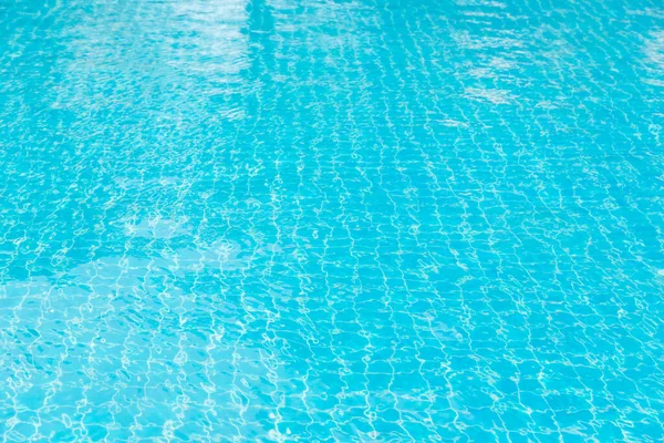 Mavi yüzme havuzunun arka planındaki sudan yansımalar.