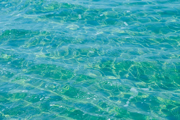 Güneşi yansıtan mavi havuz suyu