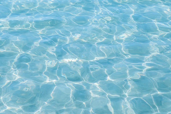 Güneşi yansıtan mavi havuz suyu