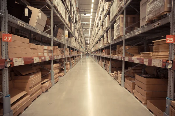 Ürün ve mal stokları ile depoya giden yol