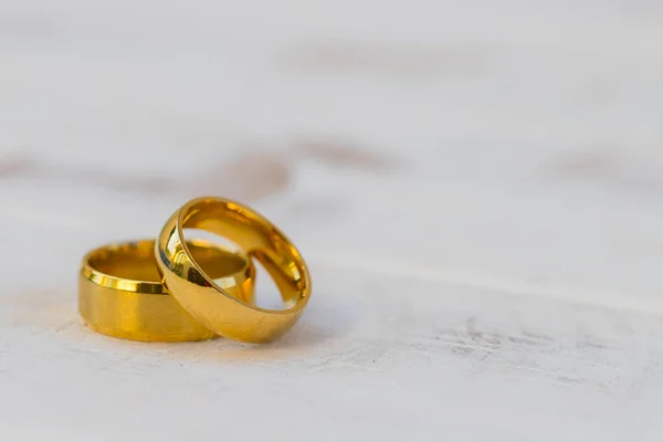 Золотые Кольца Обручальные Кольца Жениха Невесты Белом Старинном Деревянном Фоне — стоковое фото