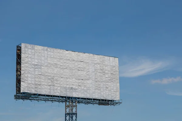 蓝天蓝云背景的白色广告牌 — 图库照片