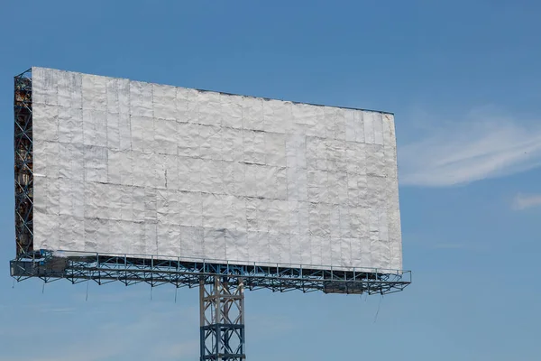 蓝天蓝云背景的白色广告牌 — 图库照片