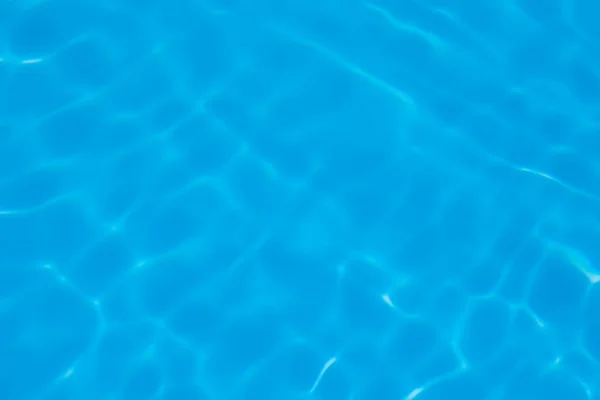スイミング プールの背景に青い水リップル反射 — ストック写真