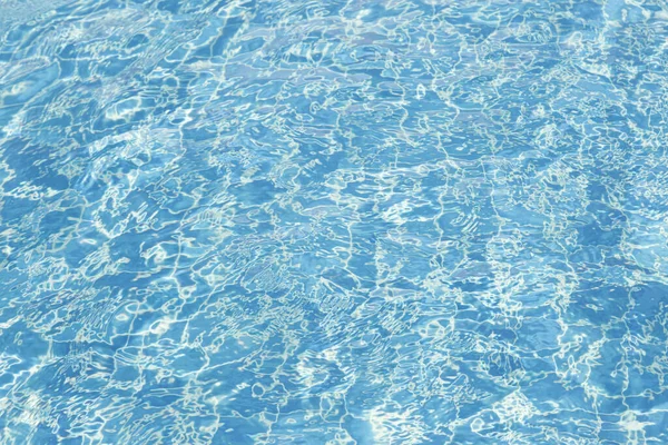 Havuz deseni arka planına ışık yansıtılıyor