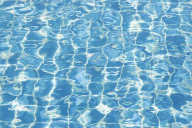 Havuz deseni arka planına ışık yansıtılıyor