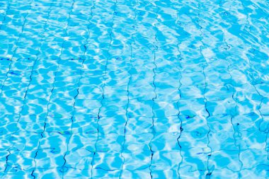 Yüzme havuzunun arka planında mavi olgun su yansıması