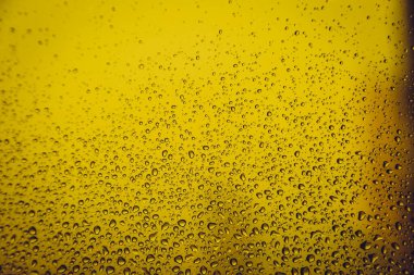 Pencere camındaki su damlası, siyah zemin.