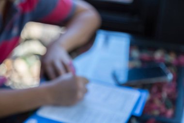 Masa arkasında kamera ve akıllı telefon ile uygulamayı dolduran adamın bulanık görüntüsü