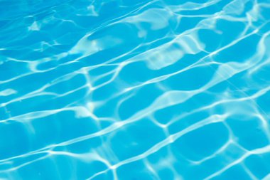 Deniz zemininde ışığı yansıtan ışık