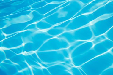 Deniz zemininde ışığı yansıtan ışık