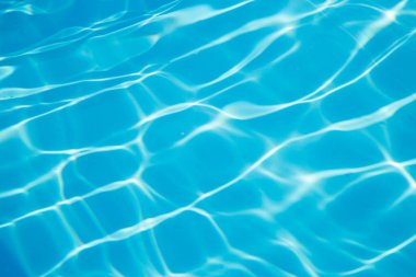 Deniz zemininde ışığı yansıtan ışık