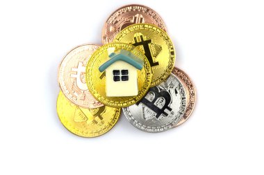 Beyaz arka planda bitcoin izole edilmiş mini ev