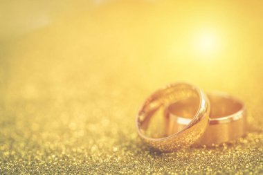 Gelinin ve damadın altın alyansları altın kaplama arka planda