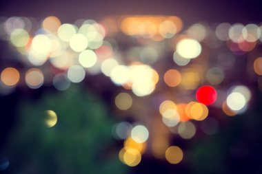 Şehirde koyu arkaplanı olan bulanık ışık deodorantı