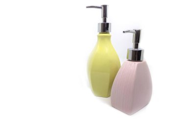 Beyaz arka planda çok renkli duş jeli şişeleri.