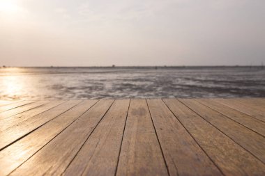 Su düştüğünde ahşap zemin denize doğru uzanıyor.