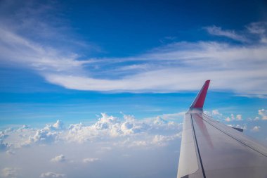 Gökyüzü ve bulutlar uçağın arka planından görüldü.