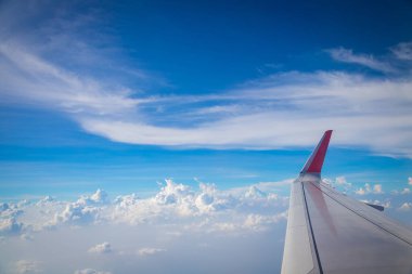 Gökyüzü ve bulutlar uçağın arka planından görüldü.