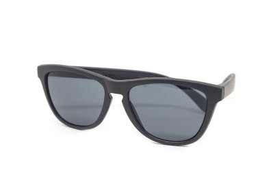 Beyaz arka planda modern siyah gözlük.