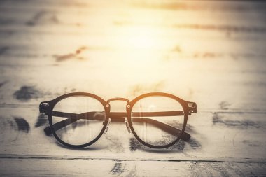 Eski masa arkaplanındaki siyah çerçeve bardakları temizler