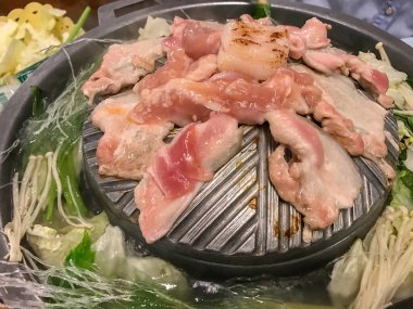 Asya usulü ızgara domuz eti, çorba ve haşlanmış sebze.