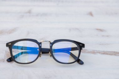 Eski masa arkaplanındaki siyah çerçeve bardakları temizler