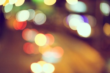 Şehir arka planındaki Bokeh hafif trafiğinin odak noktasını kapat