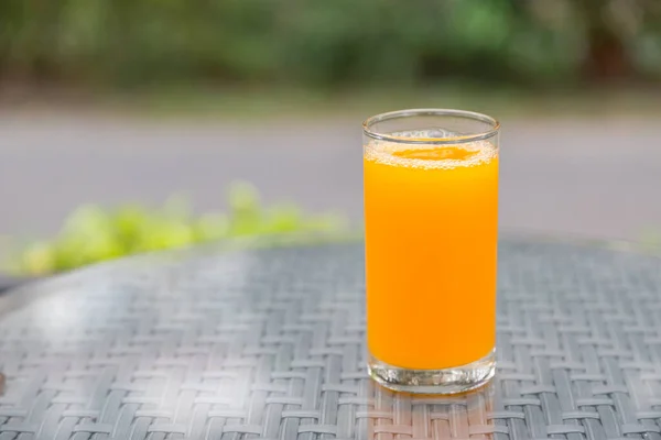ボケ自然を背景にしたオレンジジュース — ストック写真
