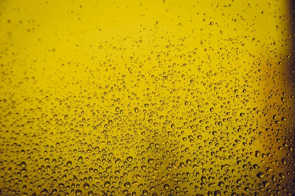 Pencere camındaki su damlası, siyah zemin.