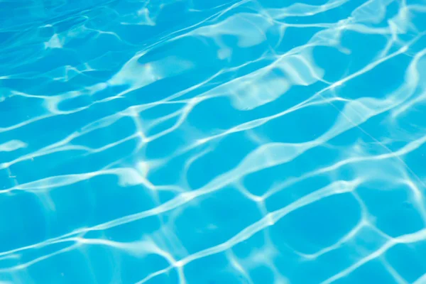 Deniz zemininde ışığı yansıtan ışık