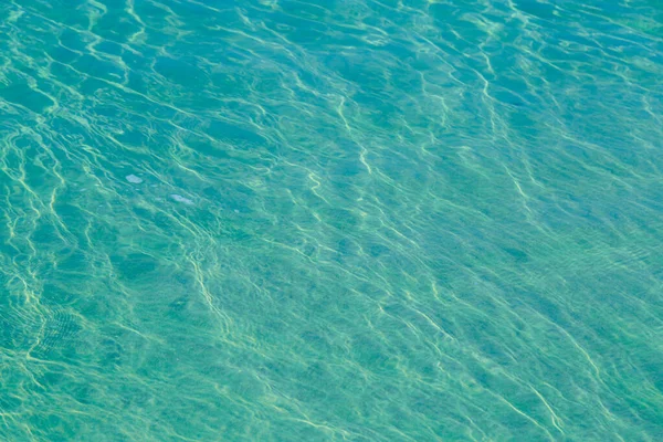 太陽の反射を持つ青いプールの水背景 — ストック写真