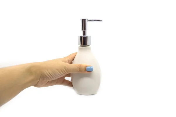 女性的手拿着一瓶白色背景的肥皂 — 图库照片