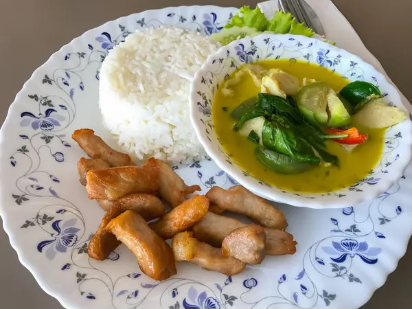 Kızarmış domuz pirinci ve lezzetli Tayland yemeği ile yeşil köri.