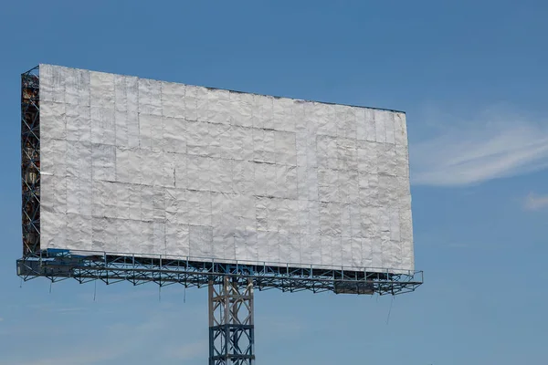 Cartellone Bianco Con Cielo Blu Nuvole Sfondo — Foto Stock