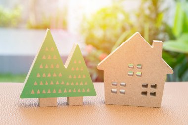 Ağaç bahçesi geçmişi olan model aile evi.