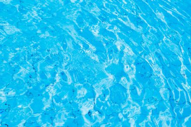 Yüzme havuzunun arka planında mavi olgun su yansıması