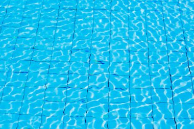 Yüzme havuzunun arka planında mavi olgun su yansıması