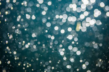 Karanlık arkaplanda odaklanmış ışık bokeh 'ini soyut olarak ayır